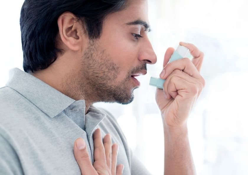 How should allergic asthma be treated